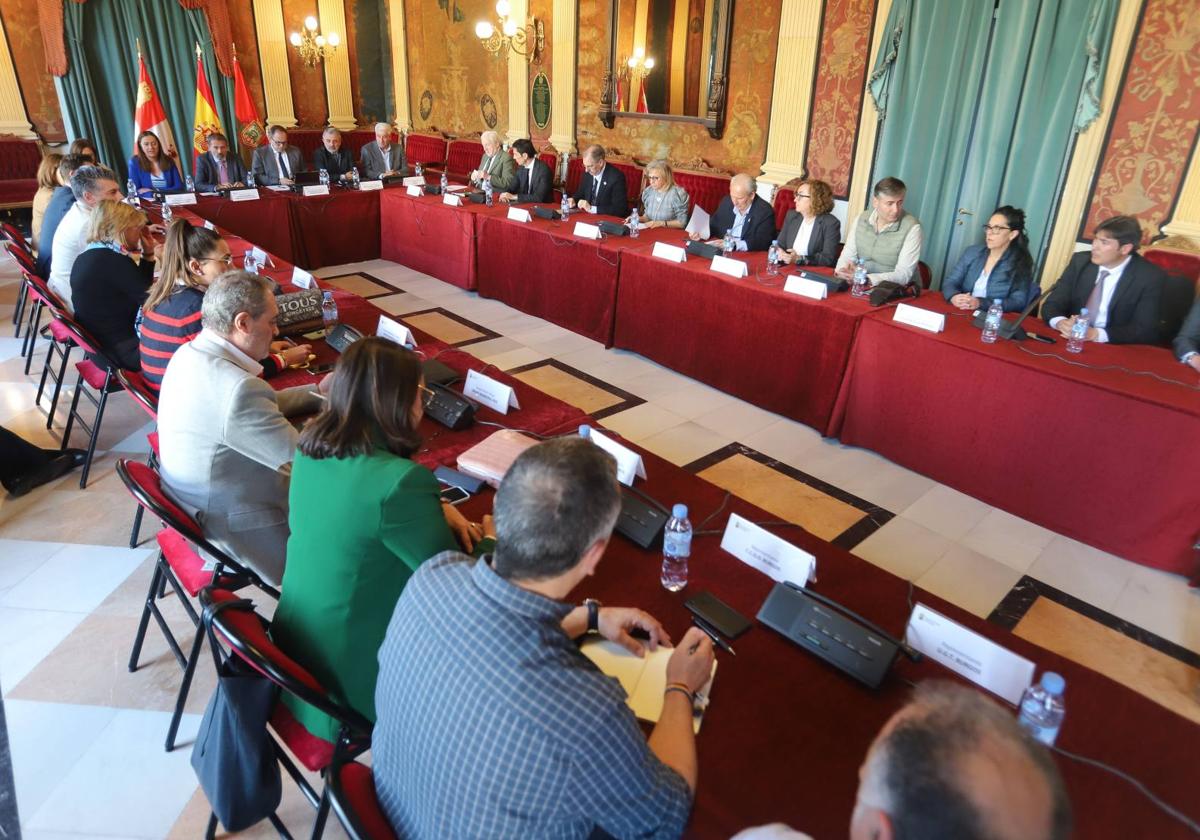 Flores se ha reunido con representantes de los agentes sociales de Burgos.