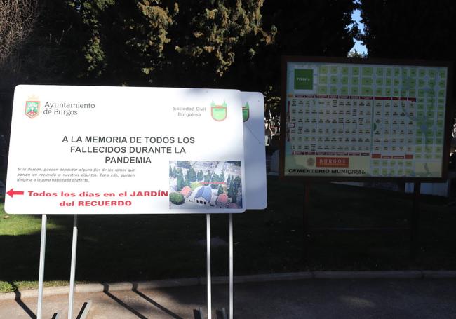 Cartel que indica la zona habilitada para el recuerdo de las víctimas de la covid 19 en Burgos durante la pandemia