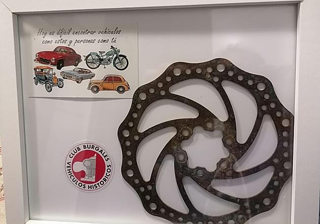 El cuadro que el Club Burgalés de Vehículos Históricos ha preparado a Alvar para que tenga siempre presente su bicicleta