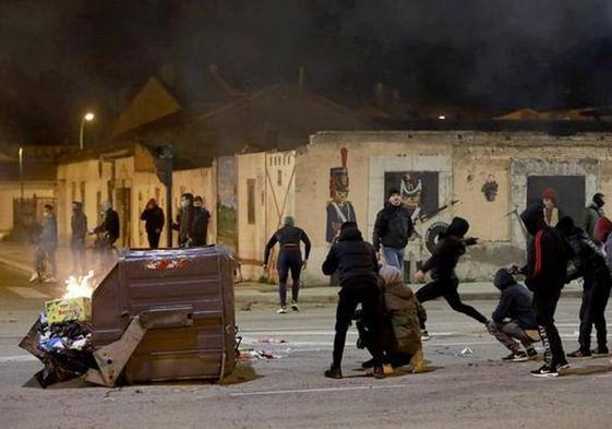 La calle Vitoria fue escenario de una batalla campal.