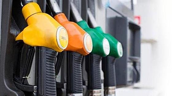La caída de precios de los combustibles ya compensa la retirada del descuento
