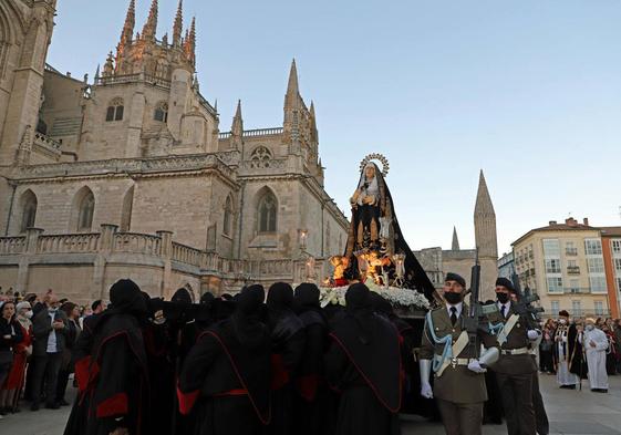 La Soledad a los pies de la Catedral de Burgos en el Sábado Santo de 2022