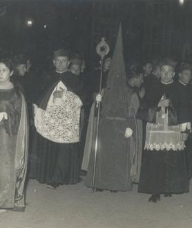 Imagen secundaria 2 - Costaleros de La Soledad junto al paso titular, el Descendimiento iluminado y cofrades y miembros de la Iglesia en la procesión del Viernes Santo de 1957