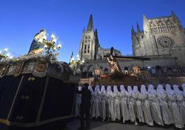 Jesús con la cruz a cuestas volvió a encontrarse con la Virgen a los pies de la Catedral.