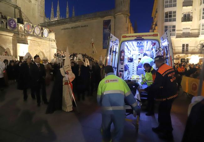 Una mujer tuvo que ser atendida en mitad de la procesión.