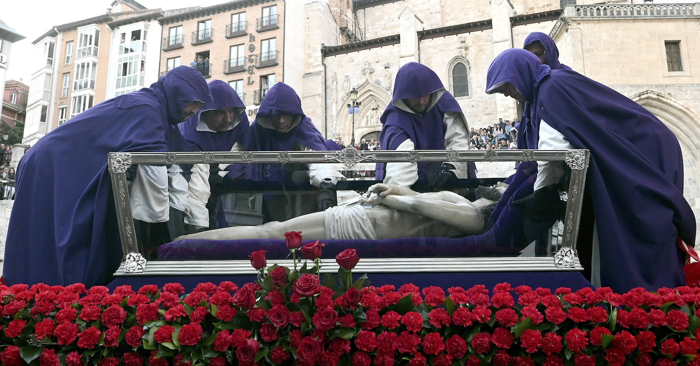 La hermandades de Burgos lloran al Cristo Yacente en el Santo Entierro