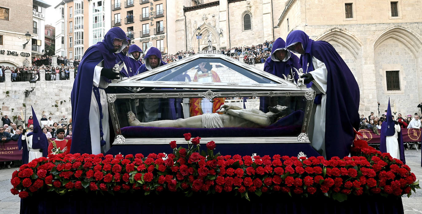 La hermandades de Burgos lloran al Cristo Yacente en el Santo Entierro