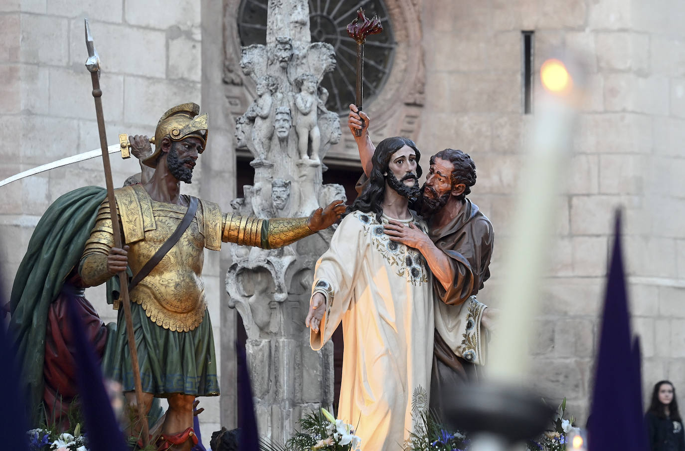 La hermandades de Burgos lloran al Cristo Yacente en el Santo Entierro