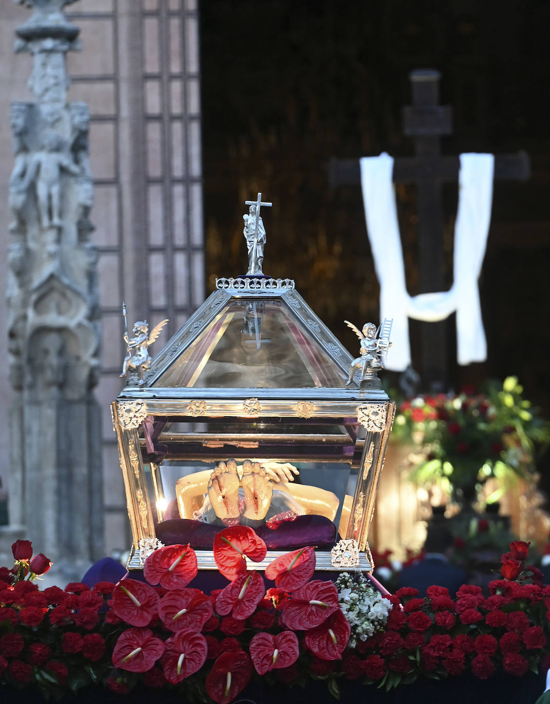 La hermandades de Burgos lloran al Cristo Yacente en el Santo Entierro