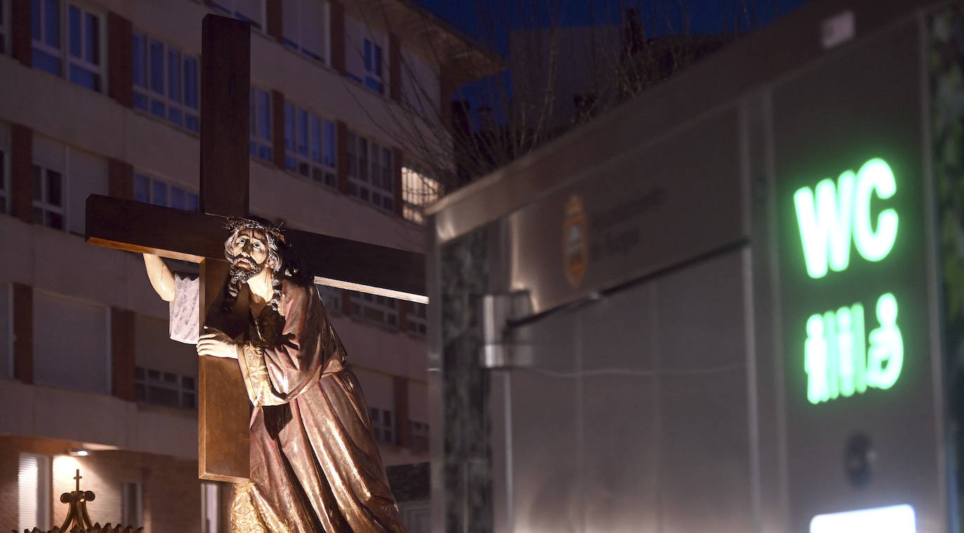 La hermandades de Burgos lloran al Cristo Yacente en el Santo Entierro