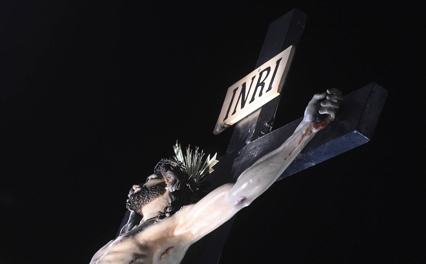 La hermandades de Burgos lloran al Cristo Yacente en el Santo Entierro