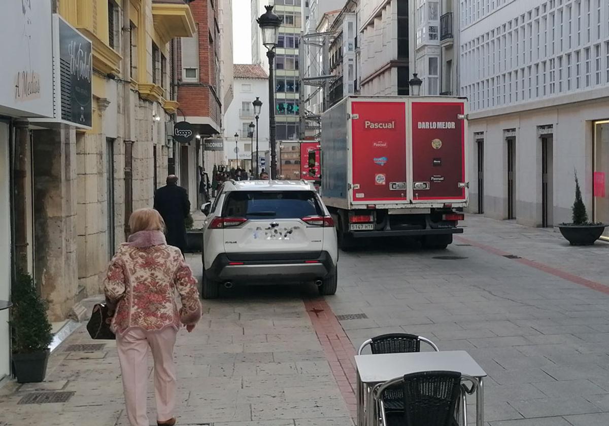 La carga y descarga satura algunas calles del centro buena parte de la mañana.