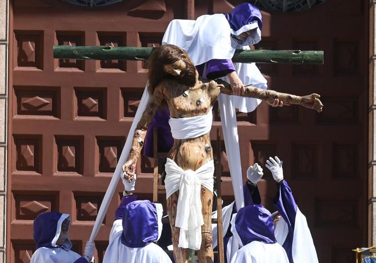 Miembros de la Cofradía de las Siete Palabras desenclavaron al Santísimo Cristo de Burgos.