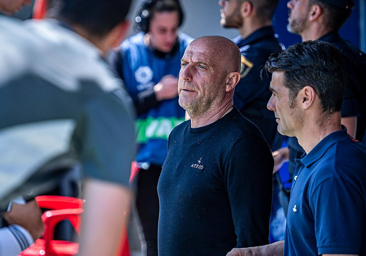 Julián Calero, con su técnico ayudante en El Alcoraz.