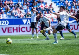 Bermejo lanza el penalti que no entró.