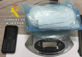 Paquete de cocaína incautada por la Guardia Civil.