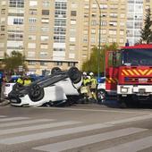 Herido un varón en un vuelco en la rotonda Jorge Luis Borges