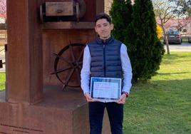 El alumno burgalés, Diego Guinea del Pico, con el primer premio de la Fundación Ibercaja.