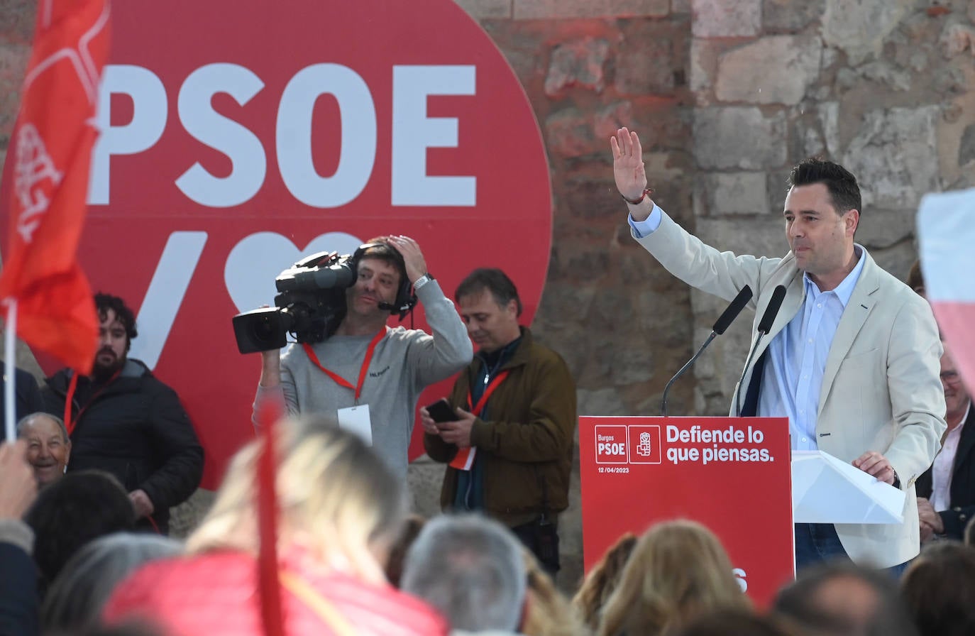 Pedro Sánchez respalda en Burgos la candidatura de Daniel de la Rosa