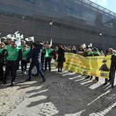 Reciben con protestas a Pedro Sánchez en Burgos