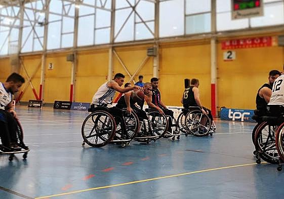 Imagen del último partido que disputaron en Burgos Unes FC Barcelona y Servigest Burgos.