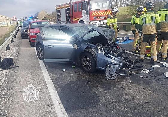 Estado en el que quedó el coche tras el impacto.