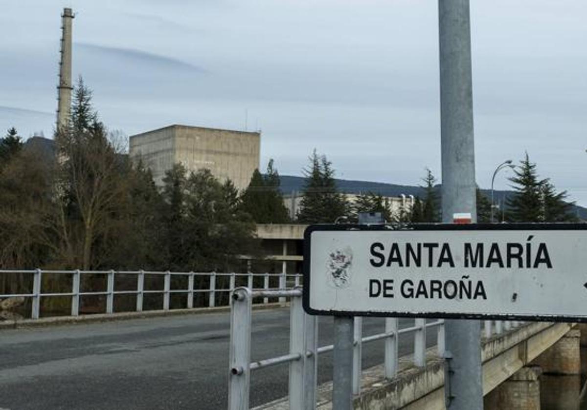 Acceso a la central nuclear de Santa María de Garoña.