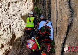 Rescate del ciclista accidentado y atrapado en un oquedad en la senda de las salinas de Poza de la Sal