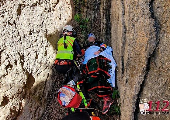 Rescate del ciclista accidentado y atrapado en un oquedad en la senda de las salinas de Poza de la Sal