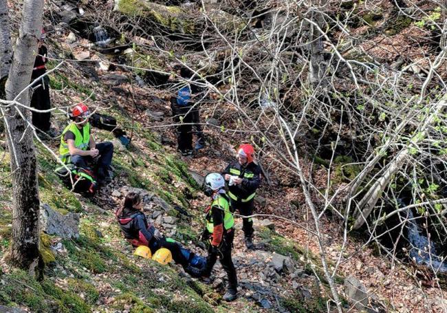 Rescate de la senderista herida en la ruta de las cascadas de Altuzarra, en Santa Cruz del Valle Urbión