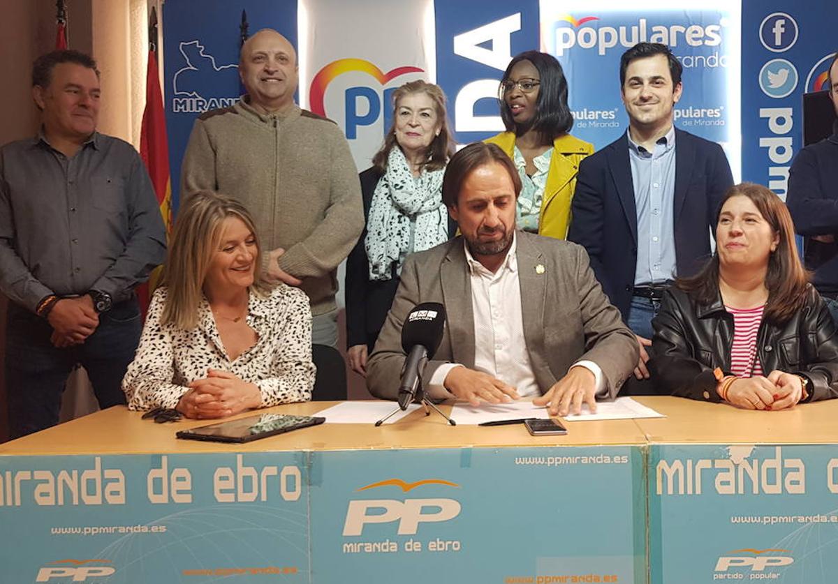 El PP de Miranda presenta su lista para combatir «una política de purpurina, redes sociales y humo»