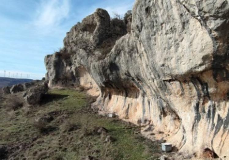 Imagen principal - En la primera imagen aparecen los cortados en el tramo megalítico de la senda. En la segunda, un ojo se abre en las rocas también en el tramo megalítico. Por último, sendero en el desfiladero de la Cuevatona. 
