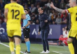 Joseba Etxeberría, entrenador del CD Mirandés, durante el partido.