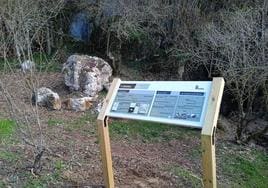 Mesa interpretativa de La Cuevatona durante el recorrido de la geosenda de La huella perdida.