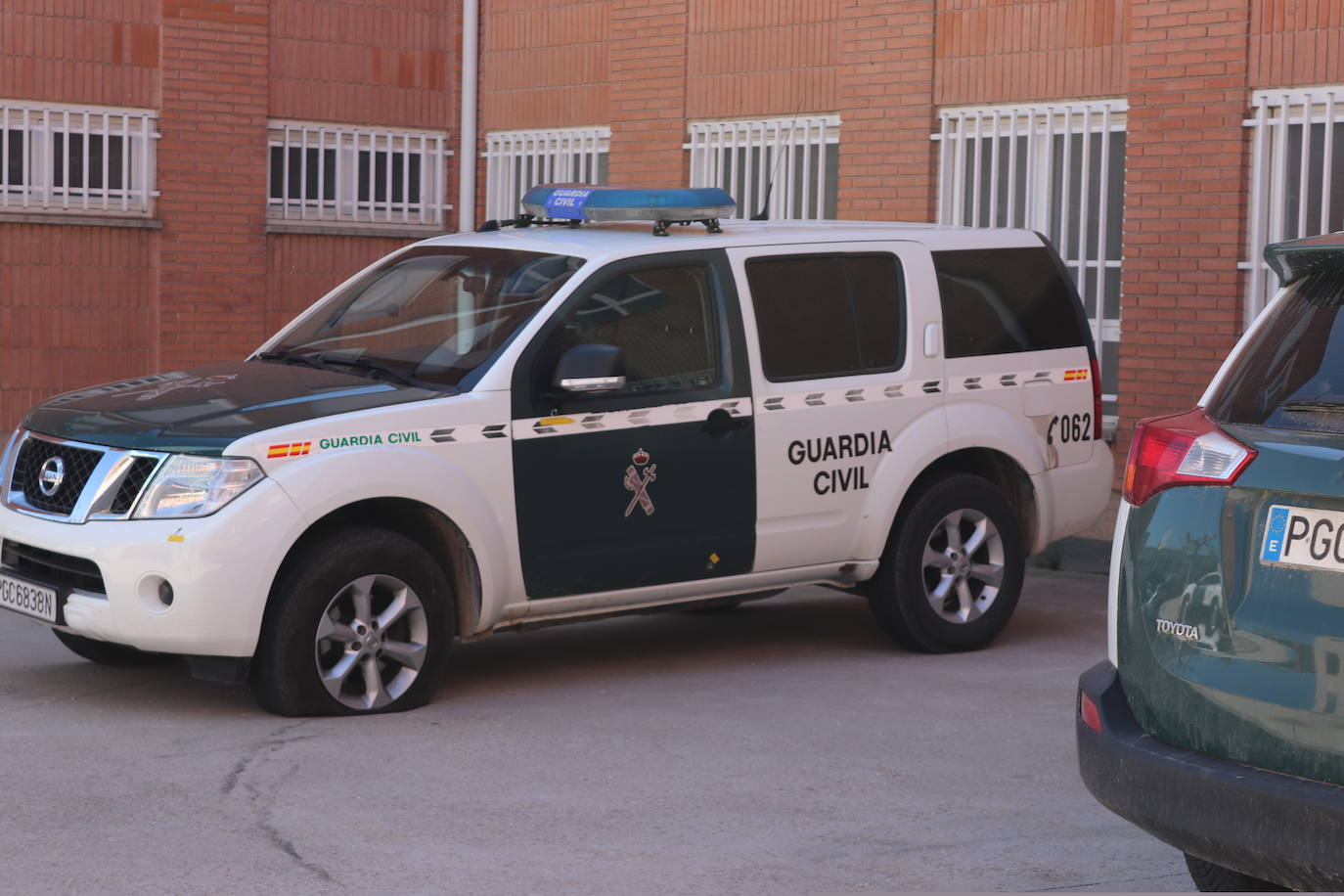 Los coches de la Guardia Civil presentan cinco impactos de bala