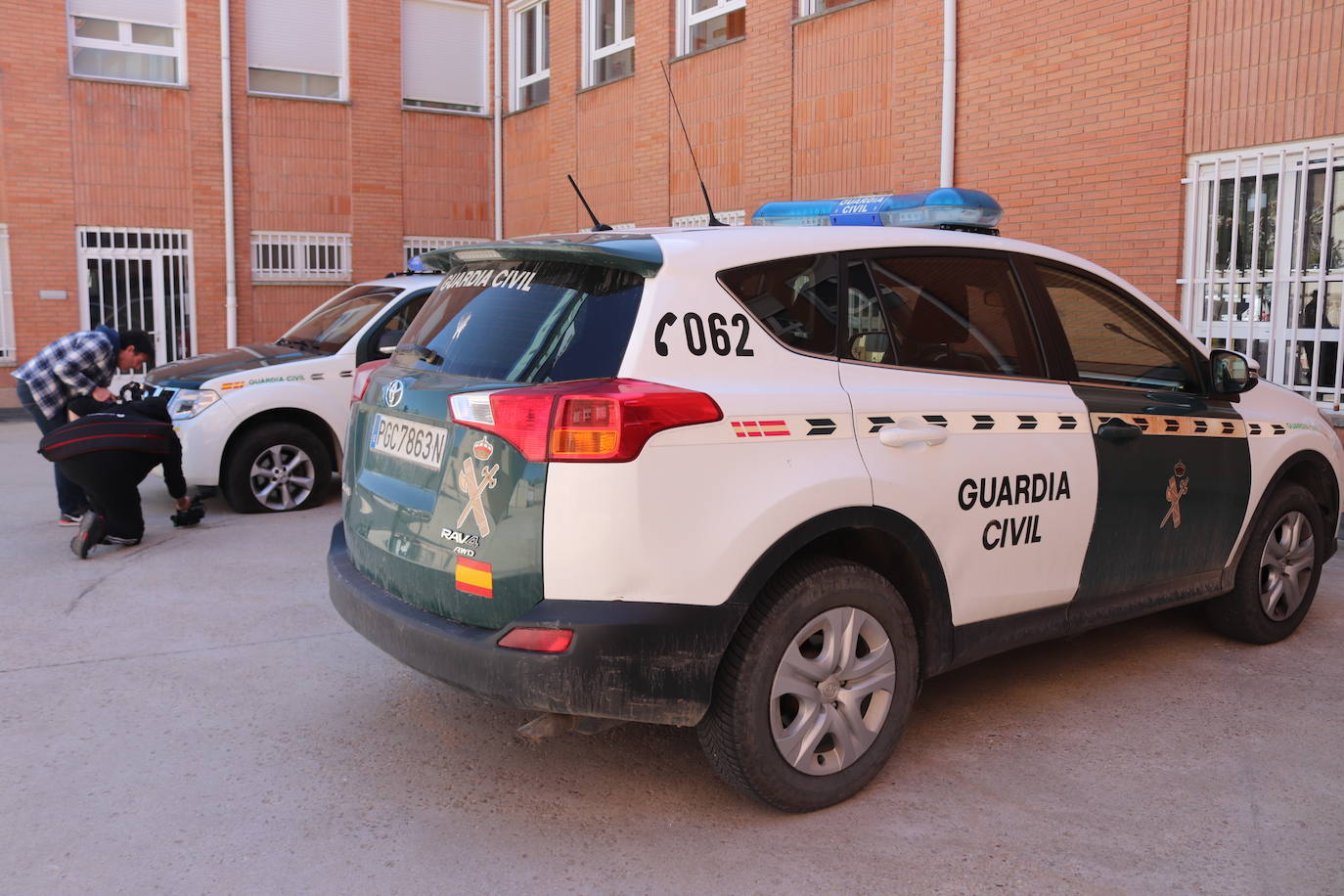 Los coches de la Guardia Civil presentan cinco impactos de bala