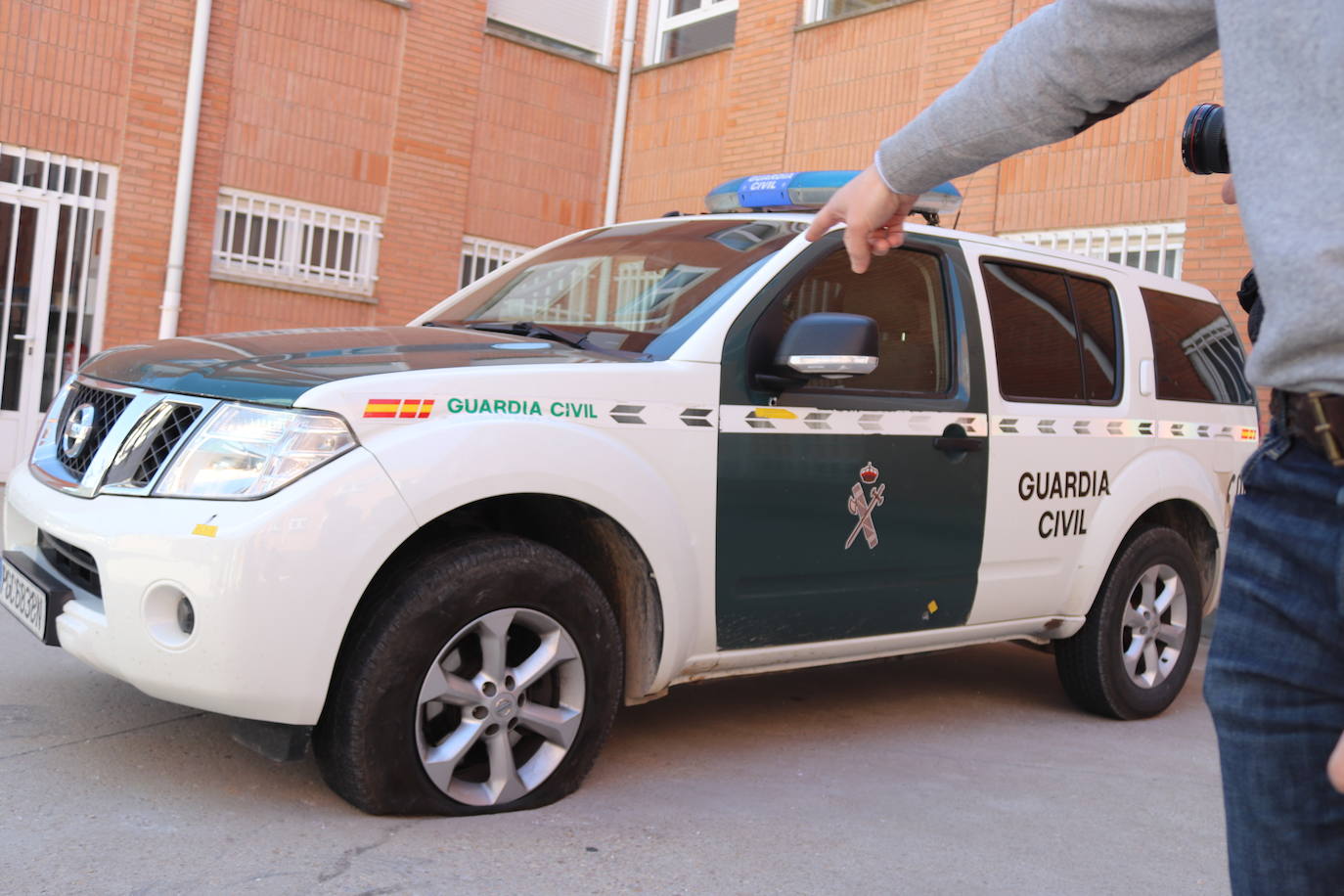 Los coches de la Guardia Civil presentan cinco impactos de bala