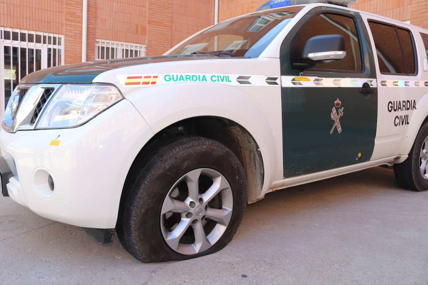 Los coches de la Guardia Civil presentan cinco impactos de bala