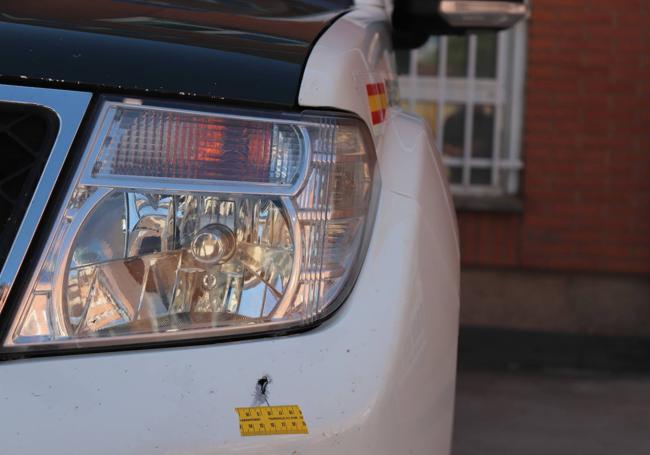 Los coches de la Guardia Civil presentan cinco impactos de bala.