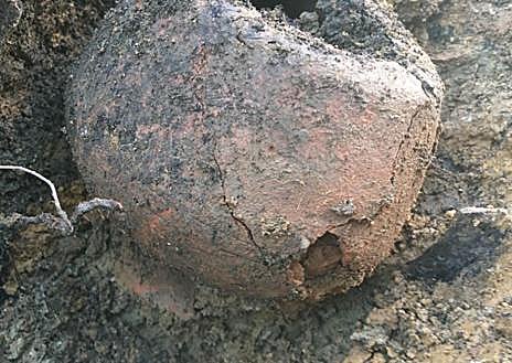 Imagen secundaria 1 - Las cerámicas aparecieron durante la obra de una calle en Lodoso. 