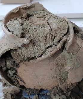 Imagen secundaria 2 - Las cerámicas aparecieron durante la obra de una calle en Lodoso. 