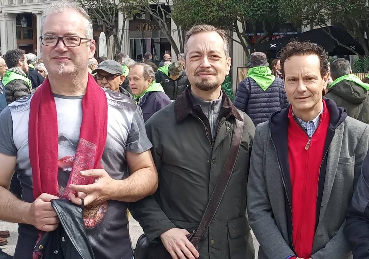 Tres miembros de Vía Burgalesa de izquierda a derecha: Juan Carlos García, José Antonio Medina y Sergio Ibáñez, candidato a la Alcaldía de Burgos.