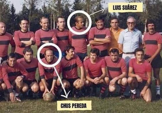 Luis Suárez y Chus Pereda junto a los jugadores del Villarcayo Nela y algunos veraneantes vascos que disputaron el amistoso ante el Burgos en el verano de 1973