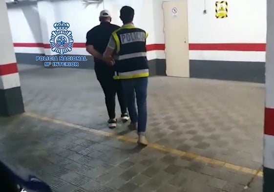 Momento de la detención del hombre en la provincia de Sevilla.