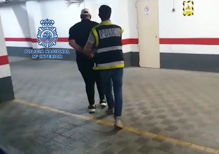 Momento de la detención del hombre en la provincia de Sevilla.