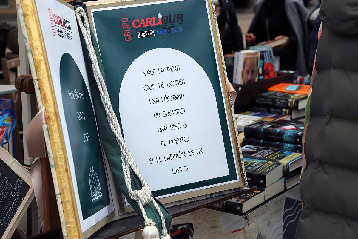 La feria del Día del Libro llena de lectores y literatura la plaza Mayor de Burgos