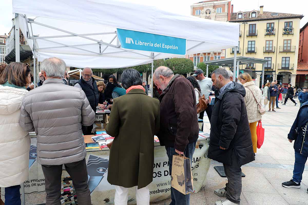 La feria del Día del Libro llena de lectores y literatura la plaza Mayor de Burgos