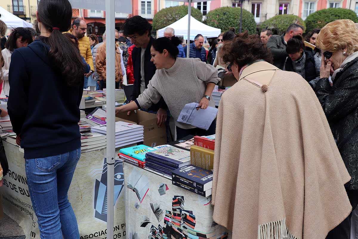 La feria del Día del Libro llena de lectores y literatura la plaza Mayor de Burgos