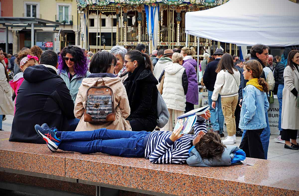 La feria del Día del Libro llena de lectores y literatura la plaza Mayor de Burgos