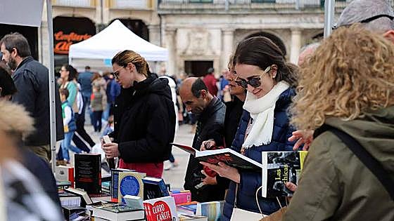 La feria del Día del Libro llena de lectores y literatura la plaza Mayor de Burgos
